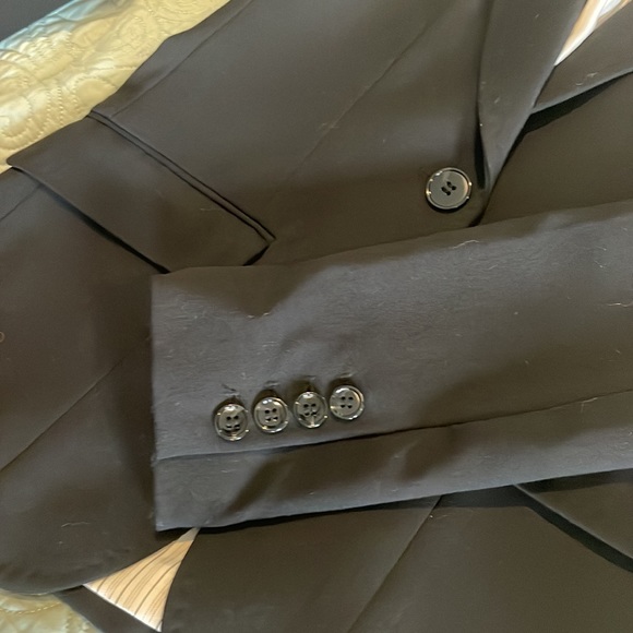 H&M black lined blazer one button close with slit in back. - Picture 3 of 3